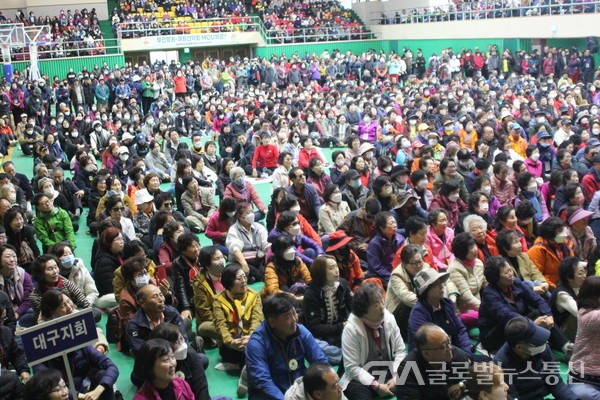 (사진:글로벌뉴스통신 이상철 기자) 체육관을 가득 매운 여원산악회 회원들