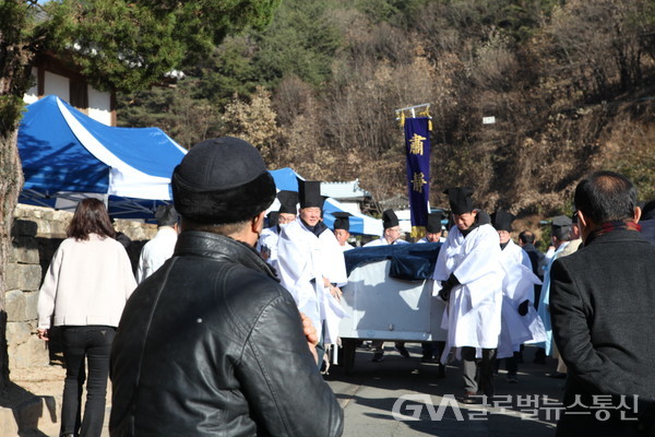 (사진:글로벌뉴스통신 권혁중) 안동권씨 능곡회 회원들이 추향제 제물을 리어카에 싣고 묘소로 가져가고 있다.