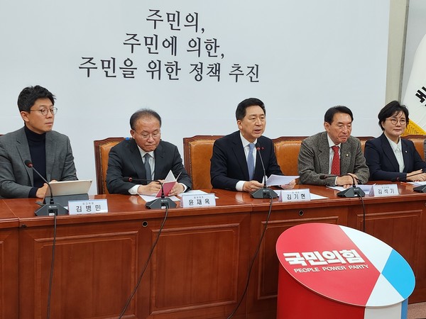 (사진:글로벌뉴스통신 윤일권 기자)김기현 대표(가운데)