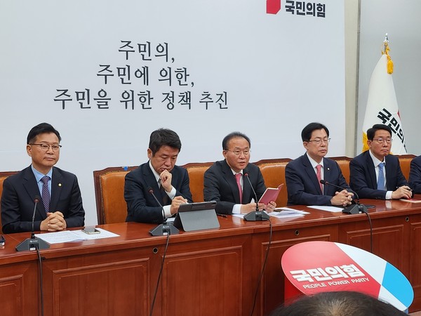 (사진:글로벌뉴스통신 윤일권 기자)윤재옥 원내대표(가운데)