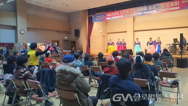 (사진제공:시흥시)시흥시 신천동 주민자치회, ‘주민자치센터 프로그램 발표회’ 열어