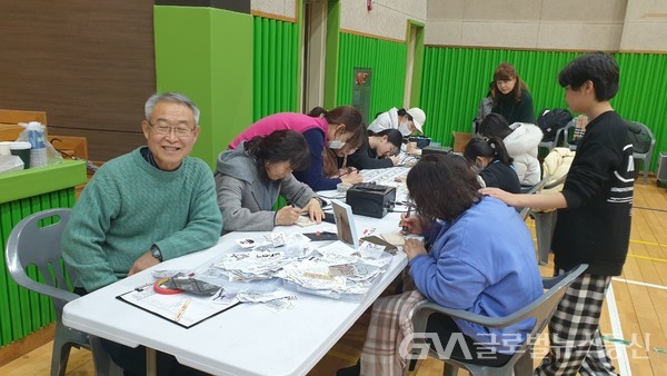 유호현 작가, 신나는인두화목공예 성장나눔 발표회 체험 참여