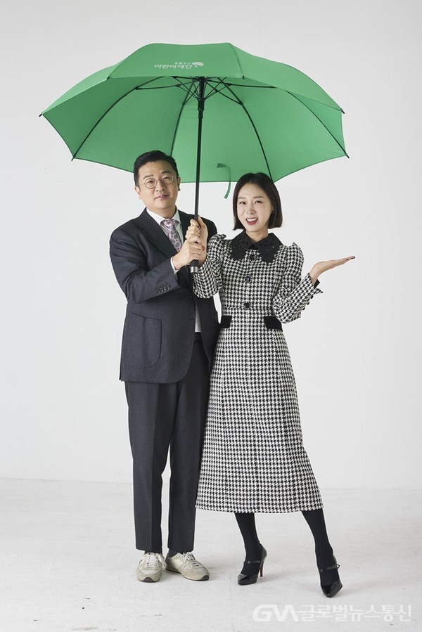 (사진제공:‘초록우산)‘초록우산 산타원정대’ 캠페인에 방송인 이지혜, 자녀 이름으로 기부