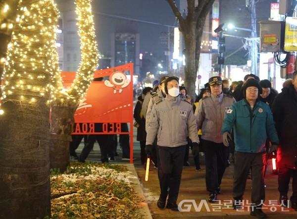(사진제공:마포구) 24일 홍대 레드로드 인파 밀집에 대비해 특별 안전 점검을 펼치는 박강수 마포구청장.