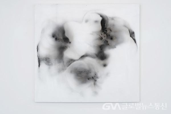 (사진제공:효성)이진솔 작가의 작품, 스스로의 리듬, 122.5x131cm, iron powder on wooden panel, 2023, 서울문화재단 제공.
