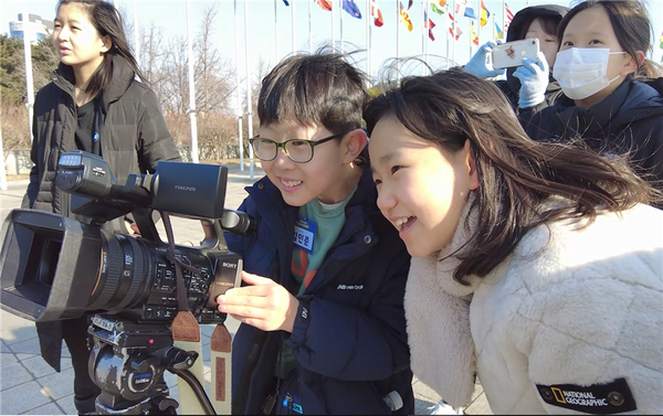 (사진제공: 송파구)‘2024 송파어린이방송아카데미’에 참여하여 촬영실습을 하고 있는 어린이들