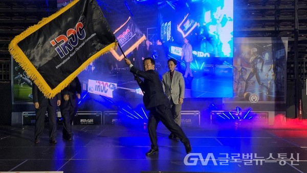 (사진제공:부산시의회) 부산 유치 확정 후 IROC(국제로봇올림피아드위원회) 대회기를 흔드는 이승우 의원