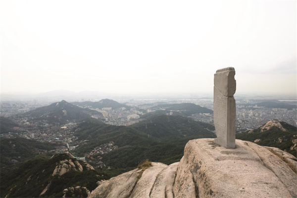 (사진제공: 서울시)북한산 비봉 정상의 진흥왕 순수비 비좌와 복제비