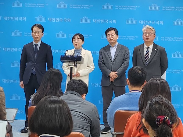 (사진:글로벌뉴스통신 윤일권 기자)조응천 의원(오른쪽)과 관계자들