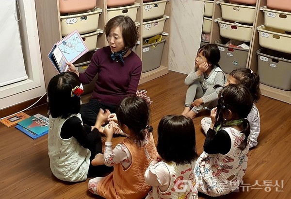 (사진제공:최재형 의원실)최재형 의원 부인 이소연 여사의 ‘책 읽어주기’ 봉사
