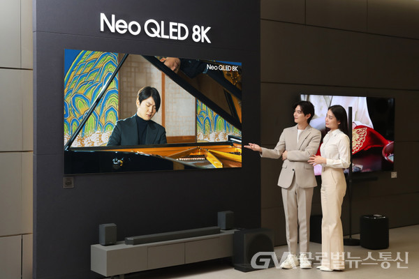 (사진제공:삼성전자) 삼성전자 모델이 삼성스토어 대치점에서 Neo QLED 8K TV로 파이니스트 조성진의 8K 라이브 연주 영상을 감상하고 있다.
