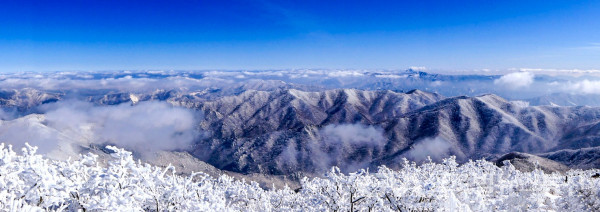 덕유산에서 바라본 눈덮힌 아름다운 산야 (아름다운 파란하늘도 너무 황홀)