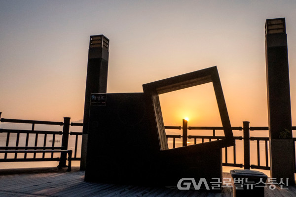 (사진 :김연묵사진작가) 설날 아름다운  탑정호수의 해돋이 풍경