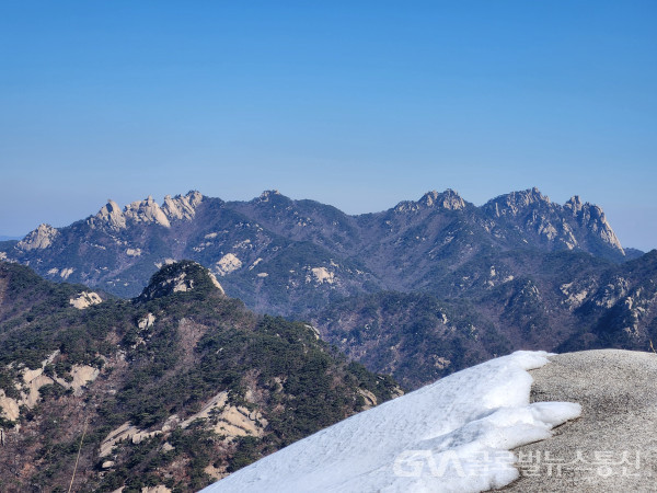 (사진 : 하리산악회) 잔설속에 멀리 아름다운 "오봉"의 모습