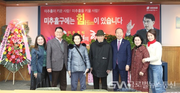 (사진:글로벌뉴스통신 권혁중) 윤상현 캠프에 방문한 지인을 맞이하는 박향초 여성위원장