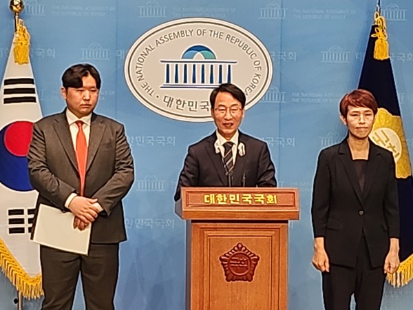 (사진:글로벌뉴스통신 윤일권 기자)이원욱 국회의원(우측)