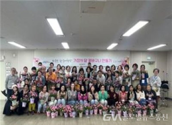​​(사진제공:해운대구)외국인 한국어학당 가정의 달 꽃바구니 만들기 체험 행사​​