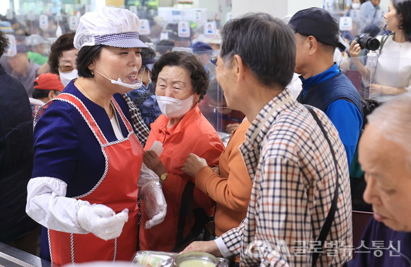 (사진제공:과천시)(포토뉴스)신계용 과천시장, 노인복지관에서 배식봉사