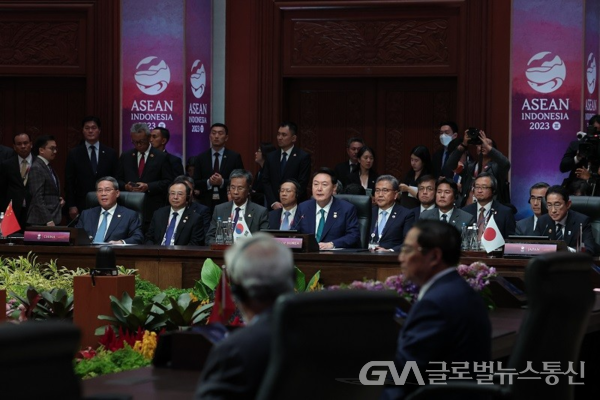 (사진제공:대통령실)지난해 9월 인도네시아 자카르타에서 열린 아세안+3 정상회의에서 함께 자리한 리창 중국 총리, 윤석열 대통령, 기시다 후미오 일본 총리(왼쪽부터) 모습