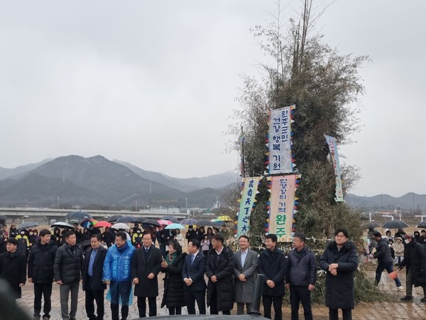 (사진: 글로벌 뉴스 통신 황성배 기자 )  "만경강의 기적"를  유희태 군수는  강조 한다 - 만경 포럼