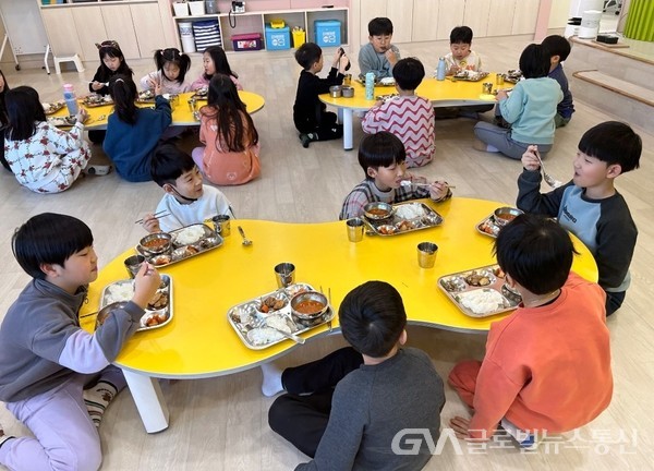 (사진제공 : 경북도청) 마을돌봄터 이용 아동에게 방학 중 급식비 전액 지원하는 '어린이 보듬밥상' 사업