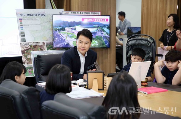 (사진제공 : 도봉구청) 오언석 도봉구청장이 초등학교 학생의 말을 경청하고 있다