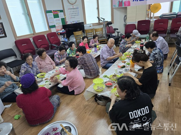 (사진제공 : 김천시청) 자산동 경로당 어르신들께 사랑의 건강 닭백숙 나눔