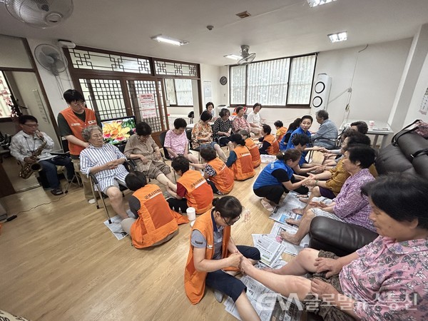 (사진제공:군포시)군포시 오금동 주민자치회-군포시자원봉사센터, 경로당 어르신 대상 발마사지, 찜질봉