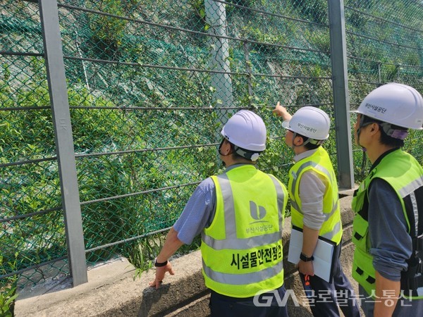 (사진제공:부산시설공단) 정동현 시민안전실장을 비롯한 점검반이 장마철 재난취약지역 집중안전점검