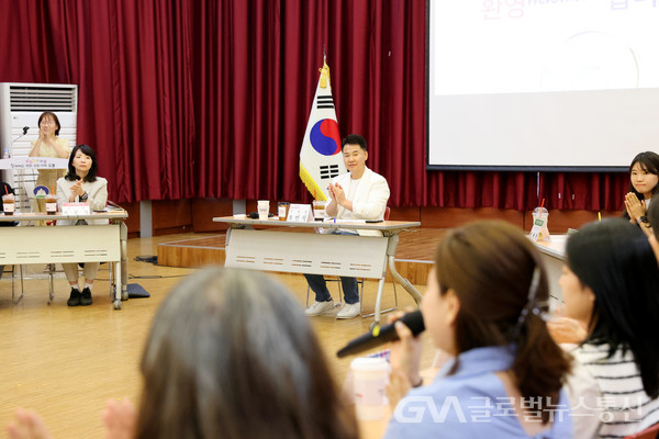 (사진제공 : 도봉구청) 오언석 도봉구청장이 '도봉형 청년 인턴십' 참여자 및 관계자들과 소통하고 있다.