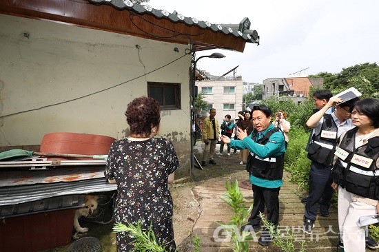 (사진제공:서대문구) 이성헌 서대문구청장, 집중호우 수해 발생 현장 방문