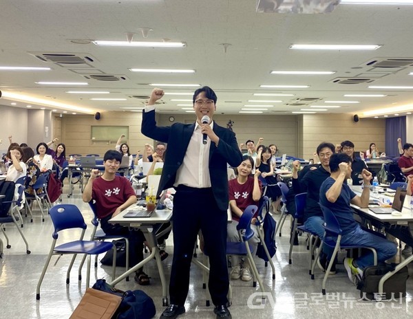 (사진제공:전대현)전대현 대표가 한국마케팅감리협회 회훤들과 강의중에 사진 촬영을 하고 있다