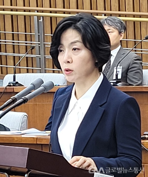 (사진:글로벌뉴스통신 임말희 기자)이숙연 대법관 후보자가 지난 25일 오전 여의도 국회에서 열린 국회인사청문특별위원회 인사청문회에서 발언하고 있다. 