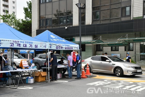 (사진제공 : 노원구청) 정비사가 자동차 무상 안전점검을 하고 있다.