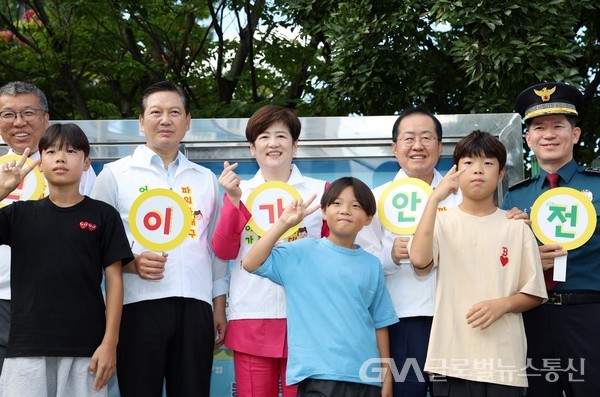 (사진제공 : 대구시교육청) 강은희 대구교육감 과 홍준표 대구시장