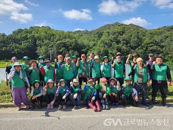 (사진제공 : 김천시청) 개령면 새마을남녀협의회 도로변 풀베기 도로 환경정비