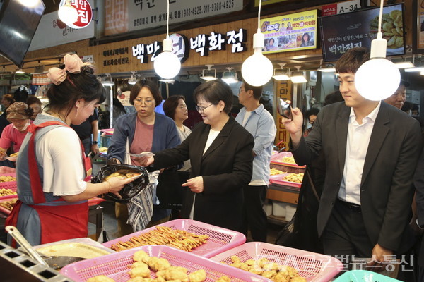 (사진제공 : 강북구청) 전통시장을 둘러보는 이순희 강북구청장