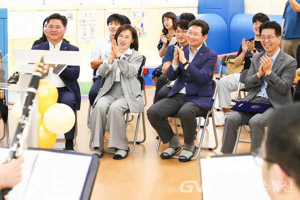 (사진제공:용인시)이상일 용인시장, 기흥구 용인강남학교 감각통합실 개소식 축하