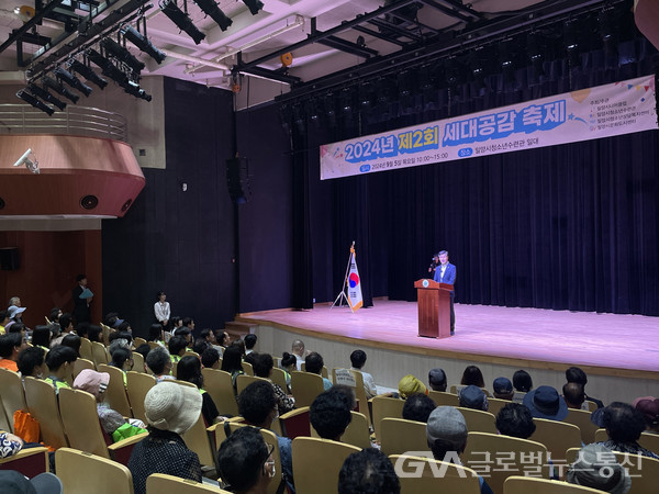 (사진제공:밀양시)안병구 밀양시장이 5일 밀양문화체육회관에서 열린 제2회 세대공감 축제에서 인사말을 하고 있다.