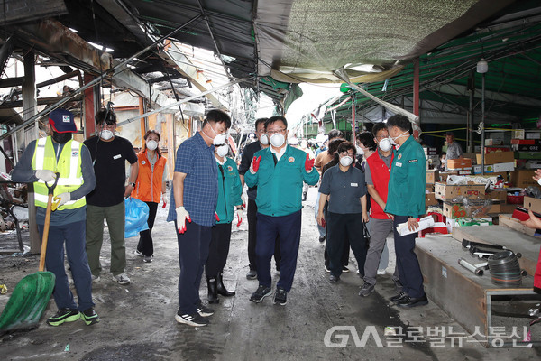 (사진제공:창원특례시)화재 피해 마산 청과시장 긴급복구로 추석 전 영업 개시