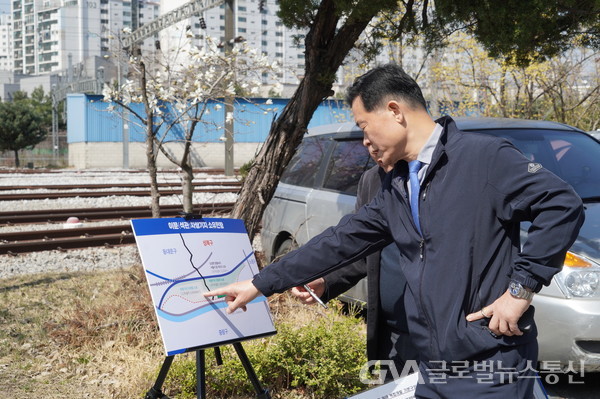 (사진제공 : 성북구청) 이승로 성북구청장이이문(석관)차량기지를 방문해 경원선과 이문(석관)차량기지를 통합, 용도 상향을 통해 명품 주거단지 조성등 동북생활권 중심지로 조성하는 방안을 모색하고 있다.