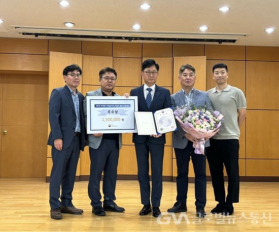 (사진제공:한국지역난방공사) 왼쪽부터 두번째 김동구 한강유역환경청장, 세번째 김길정 한국지역난방공사 판교지사장