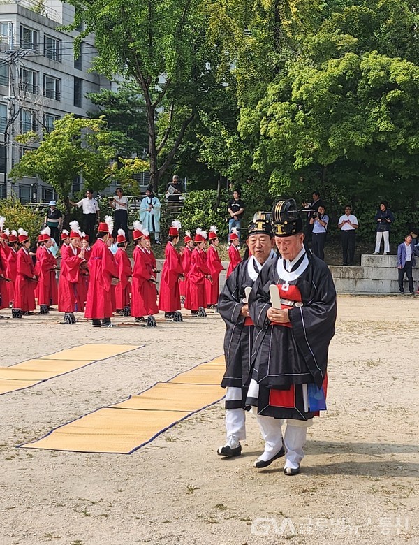 (사진촬영 : 글로벌뉴스통신 송영기 기자) 헌작후 제자리로 돌아옴