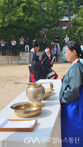 (사진촬영 : 글로벌뉴스통신 송영기 기자) 헌작하러 가기 전에 손을 씻는다.