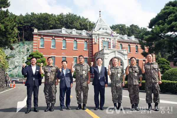 (사진제공:창원특례시)홍남표 창원특례시장, 연이틀 추석 맞이 민생현장 방문-해군진해기지사령부