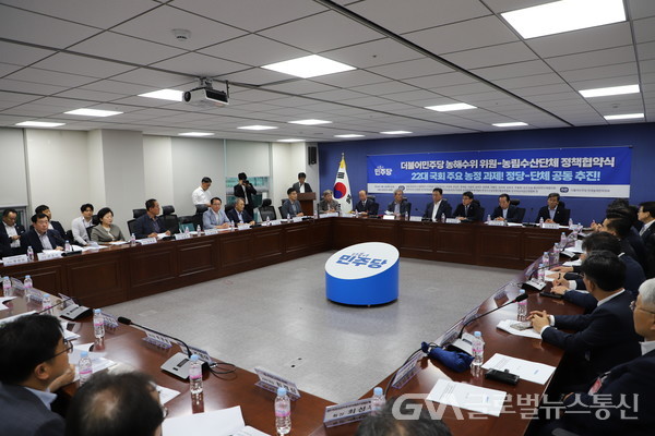 (사진제공:어기구 농해수위 위원장실)국회 농림축산식품해양수산위원회 어기구 위원장이국회 의원회관에서 농림수산단체와 정책협약식을 가졌다.