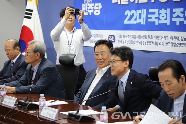 (사진제공:어기구 농해수위 위원장실)이날 정책협약식에서의 국회 농림축산식품해양수산위원회 어기구 위원장(우측 세번째)