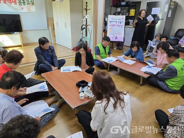 (사진제공:밀양시)부북면 청운부녀경로당에서 이동복지상담실이 열리고 있다.