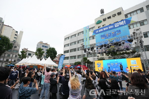 (사진제공 : 강북구) '제1회 강북구 청년축제'가 열린 구청 광장이 축제 방문객들로 북적이고 있다.