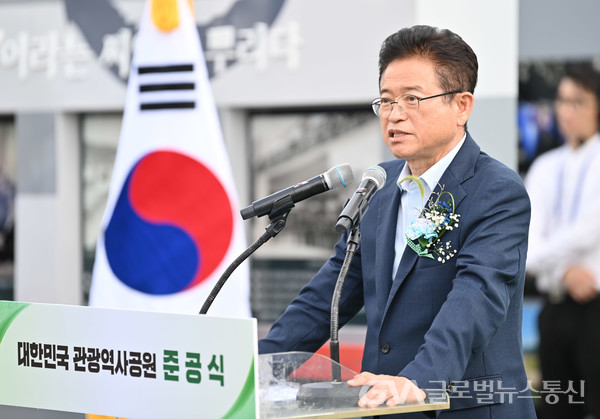 (사진제공 : 경북도) 대한민국 관광역사공원 준공식에서 이철우 도지사가 축사를 하고 있다.